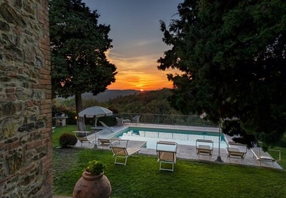 The beautiful swimming pool, immersed in the Tuscan greenery, at sunset - Gli Spilocchi