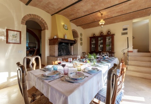 Kitchen with dining area and fireplace, Unit A “Casale” on the ground floor - Gli Spilocchi    