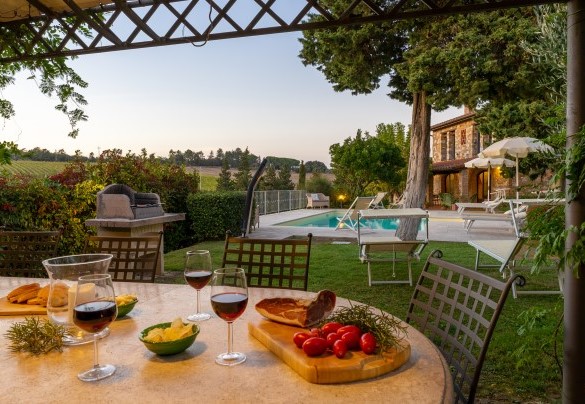 The outdoor table prepared for an aperitif at sunset - Gli Spilocchi