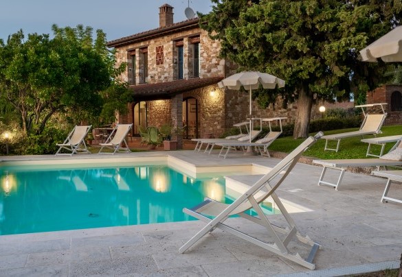 The swimming pool is surrounded by a travertine perimeter and covered in sand-colored PVC - Gli Spilocchi