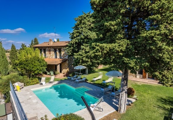 The swimming pool is located in a panoramic area on the front of the two houses - Gli Spilocchi