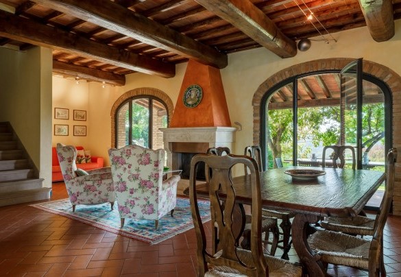Living room with direct exit to the portico, Unit B "Il Fienile" - Gli Spilocchi