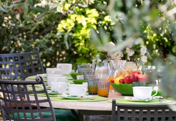 Detail of the table prepared for outdoor breakfasts - Gli Spilocchi 