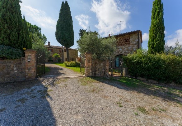 Once past the entrance gate, you are welcomed by a well-kept garden adorned with flowers and aromatic herbs - Gli Spilocchi  