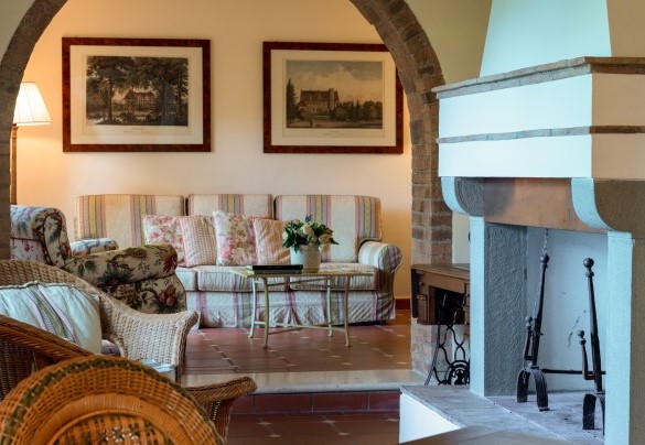 Living room with fireplace, Unit A “Casale” on the ground floor - Gli Spilocchi    