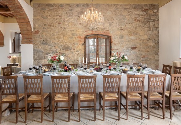 Il grande salone con camino e sala da pranzo con accesso, tramite porta finestra, sull’area pranzo esterna – Guado al Sole