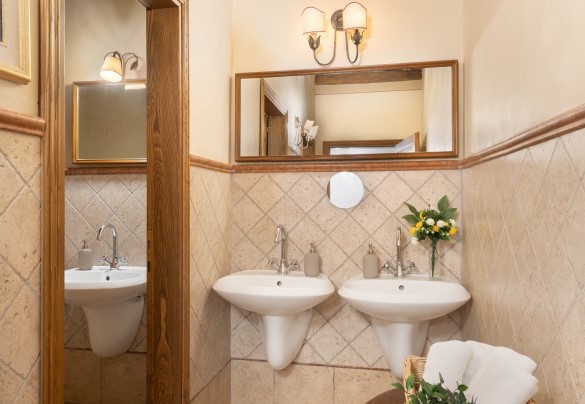 Bagno di servizio completo di doccia e zona lavanderia con lavatrice al piano terra – Guado al Sole