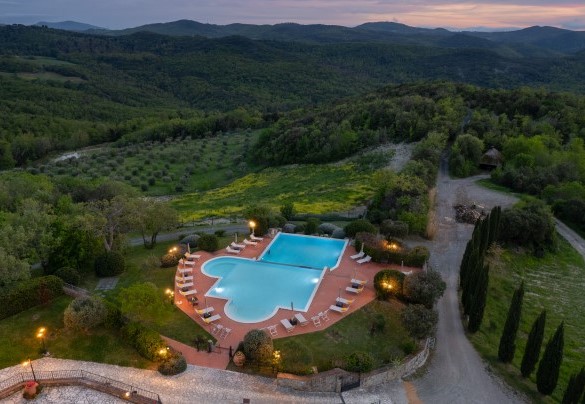 Il parco comprende aree lastricate in pietra e superfici a prato, impreziosite da cespugli, piante aromatiche, siepi e alberi tipici della vegetazione toscana come lecci, querce, ulivi e cipressi – Guado al Sole