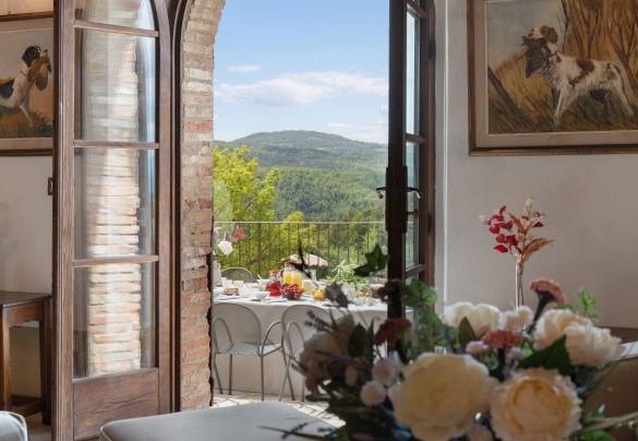 Il grande salone con camino e sala da pranzo con accesso, tramite porta finestra, sull’area pranzo esterna – Guado al Sole