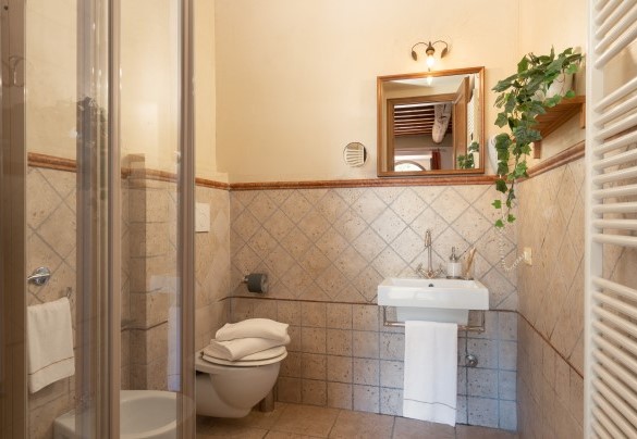 Il bagno en-suite con doccia al piano terra – Guado al Sole