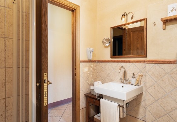 Il bagno en-suite con doccia al primo piano – Guado al Sole