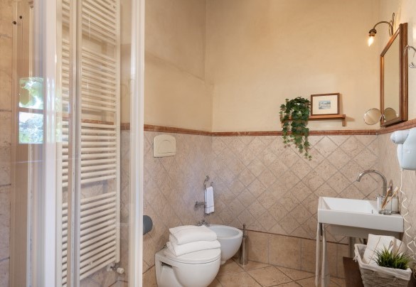 Il bagno con doccia nella depandance – Guado al Sole