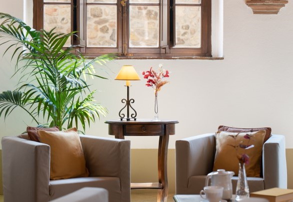 Il grande salone con camino e sala da pranzo con accesso, tramite porta finestra, sull’area pranzo esterna – Guado al Sole