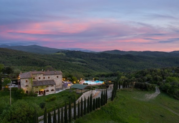 Il casale si sviluppa in un fabbricato principale diviso in unità abitative separate ma attigue e in una dependance adiacente – Guado al Sole