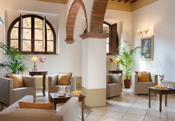Il grande salone con camino e sala da pranzo con accesso, tramite porta finestra, sull’area pranzo esterna – Guado al Sole