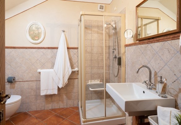 Il bagno en-suite con doccia al piano terra – Guado al Sole