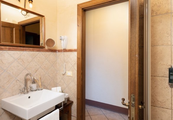 Il bagno en-suite con doccia al primo piano – Guado al Sole
