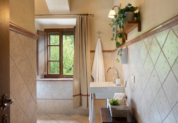 Il bagno con doccia nell’unità 3 al primo piano – Guado al Sole