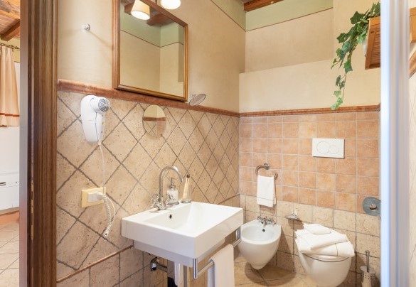 Il bagno en-suite con doccia al piano terra – Guado al Sole
