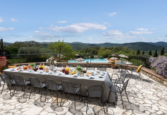 Su una terrazza comunicante con il salone interno è allestita la zona pranzo esterna, in cui godervi momenti di convivialità ammirando il bellissimo panorama sulle colline circostanti – Guado al Sole