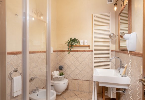 Il bagno con doccia nella suite al primo piano – Guado al Sole