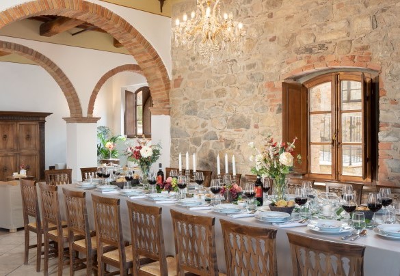 Il grande salone con camino e sala da pranzo con accesso, tramite porta finestra, sull’area pranzo esterna – Guado al Sole