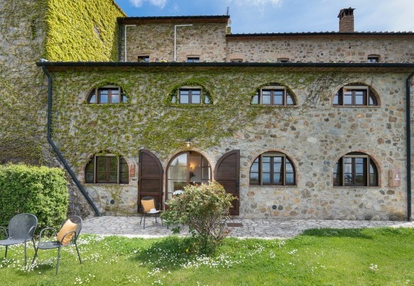 Molto eleganti sono le piante rampicanti che si trovano su alcuni muri del fabbricato principale – Guado al Sole