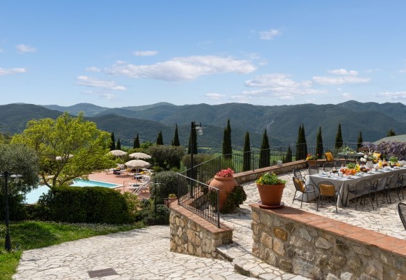 Gli ampi spazi attrezzati esterni e la piscina, immersi nel grande parco saranno il luogo privilegiato dove ammirare il bellissimo paesaggio collinare circostante – Guado al Sole