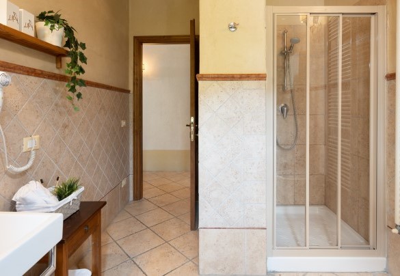 Il bagno con doccia nell’unità 3 al primo piano – Guado al Sole