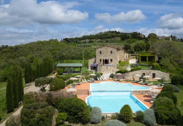 Guado al Sole è un tipico casale toscano in pietra immerso nelle colline della Val di Cecina – Guado al Sole