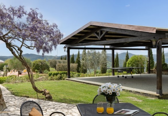 Di fianco alla villa c’è anche un gazebo coperto adibito ad area giochi e tavolo da ping pong, preziosa area relax per assaporare la quiete e la tranquillità e apprezzare gli scorci panoramici di questo angolo di Toscana – Guado al Sole