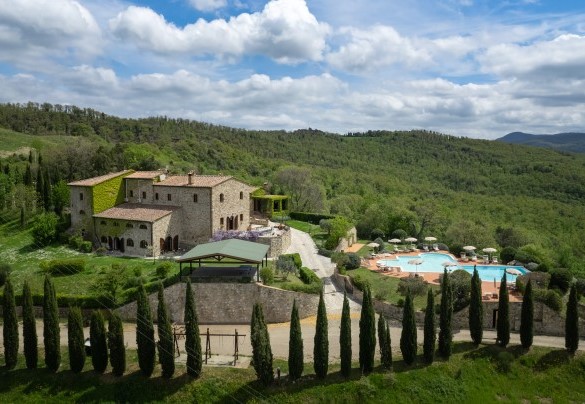 La proprietà si trova all’interno di 500 ettari di bosco, confinante con l’oasi demaniale di Monterufoli, situata al centro delle Colline Metallifere – Guado al Sole