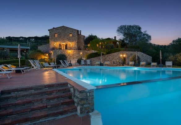 La piscina è composta da 2 vasche a diversa profondità – Guado al Sole