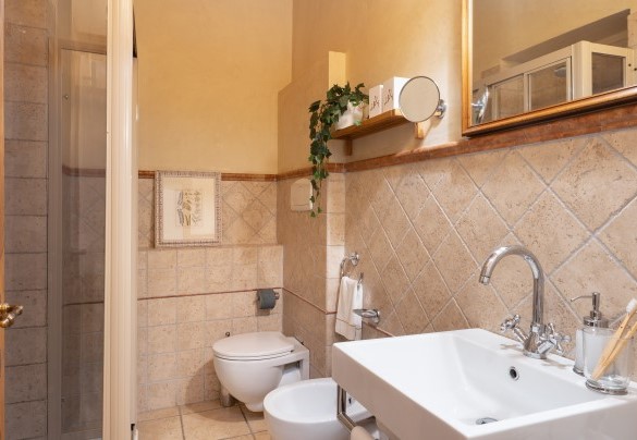 Il bagno con doccia nell’unità 1 al piano terra – Guado al  Sole