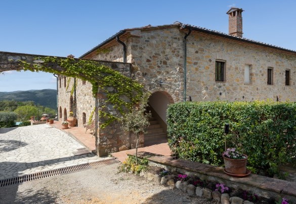 La proprietà è dotata di area parcheggio nella parte adiacente all’arco in pietra che immette nel vialetto che conduce all’ingresso del fabbricato principale – Guado al Sole
