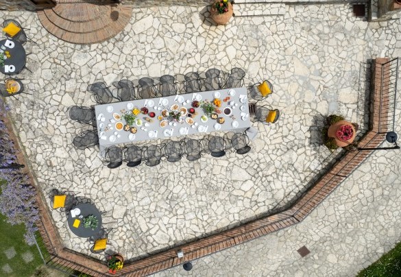 Su una terrazza comunicante con il salone interno è allestita la zona pranzo esterna – Guado al Sole