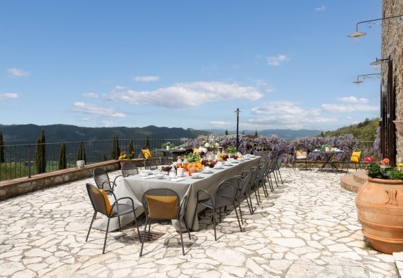 Su una terrazza comunicante con il salone interno è allestita la zona pranzo esterna – Guado al Sole