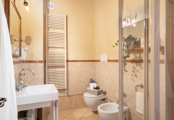 Il bagno con doccia nella suite al primo piano – Guado al Sole