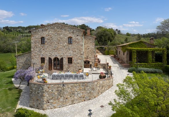 L’area intorno alla villa si estende su una superfice di 5000mq completamente recintato pianeggiante nei pressi del casale ma che scende in un dolce pendio nell’area intorno alla recinzione – Guado al Sole