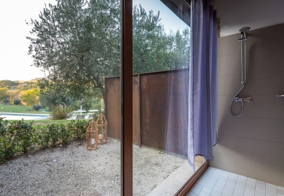 Ensuite bathroom with shower n. 1 on the ground floor –  I Lauri