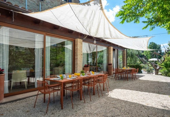 In the area in front of the wooden pergola is a splendid outdoor dining area, overlooking the pool –  I Lauri