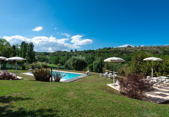 The swimming pool is located just a few steps away from the villa, on the west side –  I Lauri