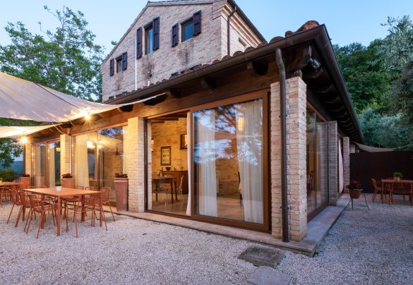 In the area in front of the wooden pergola is a splendid outdoor dining area, overlooking the pool –  I Lauri	