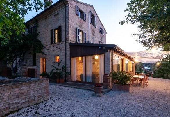 Main entrance and wooden pergola –  I Lauri