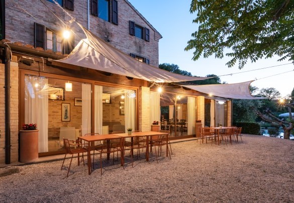  The outdoor dining area at sunset – I Lauri