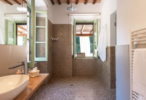 Ensuite bathroom with shower n. 4 on the first floor –  I Lauri