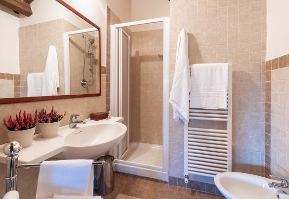 Ensuite bathroom with shower n. 6 on second floor –  I Lauri