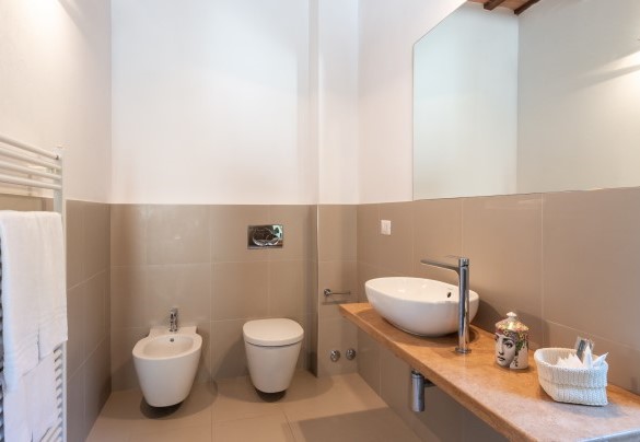 Ensuite bathroom with shower n. 4 on the first floor –  I Lauri	