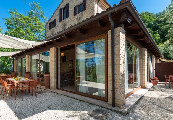 In the area in front of the wooden pergola is a splendid outdoor dining area, overlooking the pool –  I Lauri