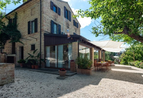 Main entrance and wooden pergola –  I Lauri